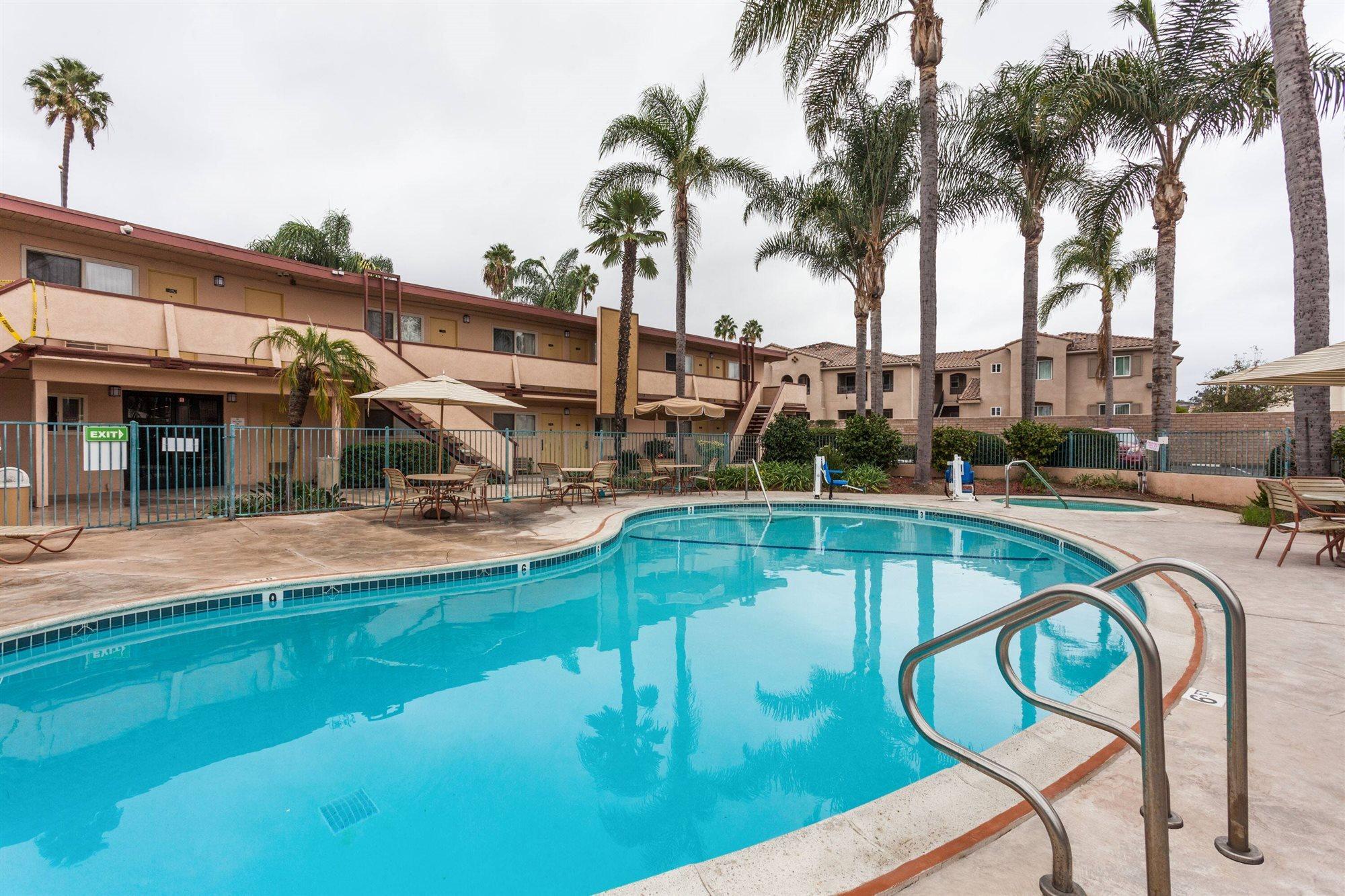 Super 8 By Wyndham Oceanside Marty'S Valley Inn エクステリア 写真