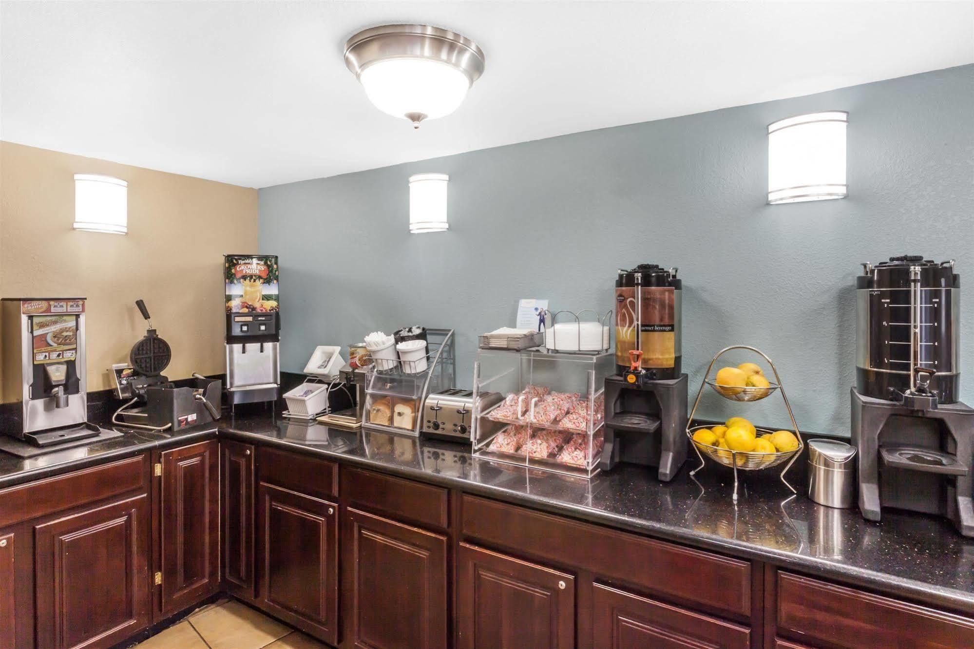 Super 8 By Wyndham Oceanside Marty'S Valley Inn エクステリア 写真
